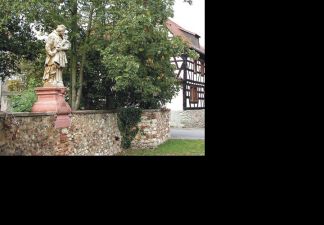 Die Statue des Heiligen Nepomuk und die &bdquo;L&ouml;wenterrasse&ldquo; auf einer Aufnahme aus dem Jahr 2017.
(Quelle: Homepage der Stadt Hattersheim am Main, www.hattersheim.de)