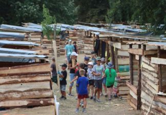 Der Aufbau der Holzhütten auf dem Abenteuerspielplatz war über viele Jahre ein zentraler Bestandteil der Flörsheimer Ferienspiele. Diese Tradition soll unter dem neuen Konzept nicht weitergeführt werden.