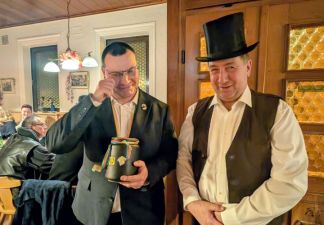 Foto: nab
Standartenführer Daniel Schneider und Vorsitzender Heinz Schäfer (r.) verabschieden die Fastnacht mit Wehmut.