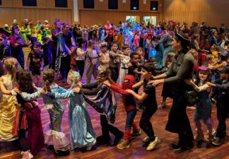 Foto: nab
Ohne sie geht es nicht: Bei der Polonaise zog eine lange, bunt kostümierte Schlange durch die Halle – lautstark begleitet vom Schlachtruf „Hall die Gail!