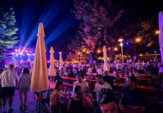 Foto: Olaf Engelter
Festplatz bei Nacht: Im Licht des Festplatzes wird der Gallusplatz am Abend zum geselligen Treffpunkt rund um St. Gallus.