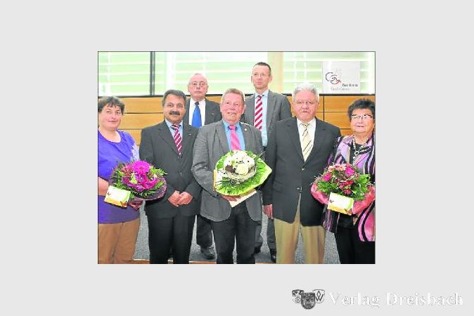 Blumen und Dankesworte für „Veteranen der Kreispolitik“: Landrat Thomas Will (3.v.r.) würdigte bei einer Feierstunde im Georg-Büchner-Saal die Verdienste langjähriger Mitglieder von Kreistag und Kreisausschuss: Hella Winkler (links), Dieter Rausch (2.v.l.), Bernhard Brehl (Mitte) und Christa Eckhardt (rechts), gehörten seit über 20 Jahren diesen Gremien an, Jürgen May (2.v.r.) war dreißig Jahre lang dabei, und Günter Diehl (3.v.l.) bringt es gar auf die Rekordzahl von 43 Jahren, in denen er im und für den Kreis Groß-Gerau Politik gestaltet hat. 	(Foto: hb)