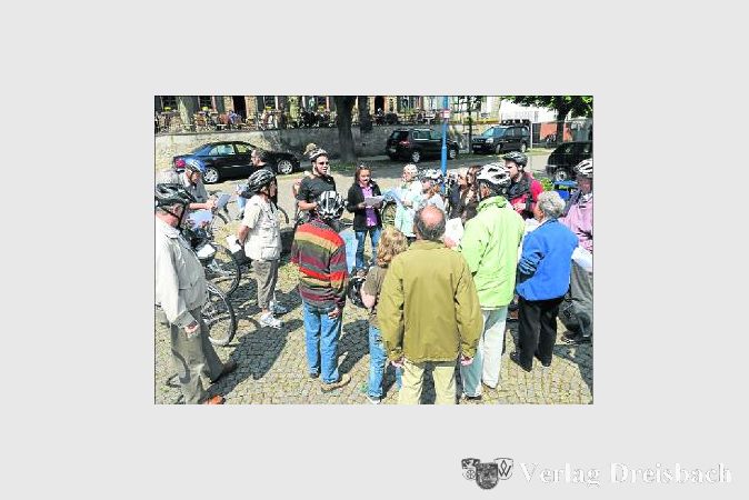 Zu einer Fahrradtour in die Vergangenheit starteten am 1. Mai  Interessierte vom Berliner Brunnen aus in die Gemarkung Flörsheim. Die beiden Geologen Dr. Manuel Lauterbach und Dr. Christine Kumerics erläuterten an acht Stationen entlang der 15 Kilometer langen Strecke die Entwicklung der Landschaft von der letzten Eiszeit vor zwei Millionen Jahren bis zu ihrem heutigen Erscheinungsbild. 	(Foto: Schneider)