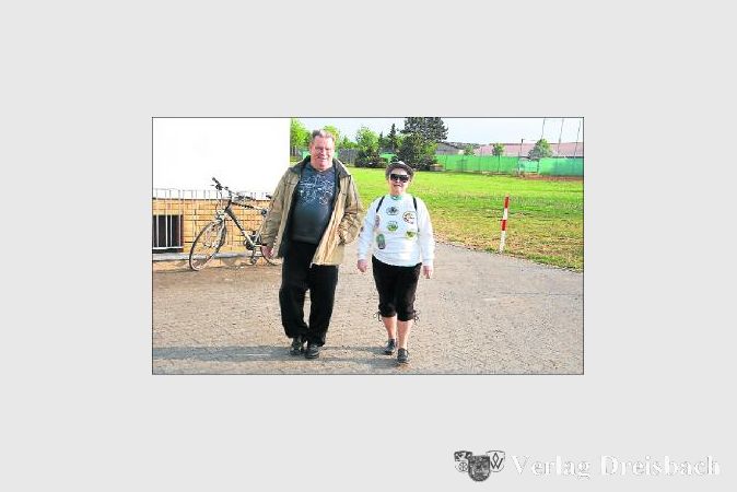 Die Eheleute Zimmer sind wahre Wanderfreunde, sie machen sich seit vielen Jahre regelmäßig zu Wandertouren auf. Nach einigen Jahren Pause wagten sie beim Volkswandern des TV Wickers am 1. Mai einen Neuanfang. 	(Foto: Dörhöfer)