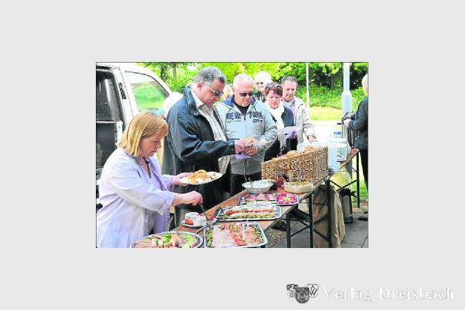 Mit einem reichen Angebot versorgten sie Frauen der Arbeitsgemeinschaft sozialdemokratischer Frauen (AsF) fast einhundert Besucher bei ihrem traditionellen Frauenfrühstück im Christian-Georg-Schütz-Park. Den Erlös aus den Spenden stellen die sozialdemokratischen Frauen dem Verein „Stern des Südens“ zur Verfügung. (Foto: Schneider)