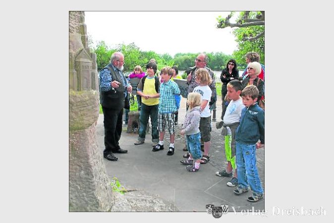 Mit Opa und Oma durch die Altstadt - so erkundeten 14 Familien am Samstagnachmittag ihren Heimatort und lernten nebenbei etwas über das Leben der Vorfahren, als es noch keine Computer, Fernseher oder Handys gab.  	(Foto: Dörhöfer)