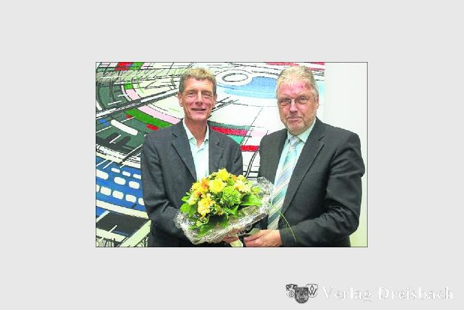 Nach einigen Jahren Pause mischt Dieter Beorchia (l.) wieder mit in der Bischofsheimer Kommunalpolitik. Der 55-Jährige übernimmt von Prof. Wolfgang Schneider die Aufgabe des 1. Beigeordneten und somit Stellvertreters von Bürgermeister Reinhard Bersch. Vertreten muss er ihn allerdings wohl niemals, denn Bersch beendet Ende Juni bekanntlich seine Amtszeit im Rathaus. 

 	(gus/Foto: Steinacker)