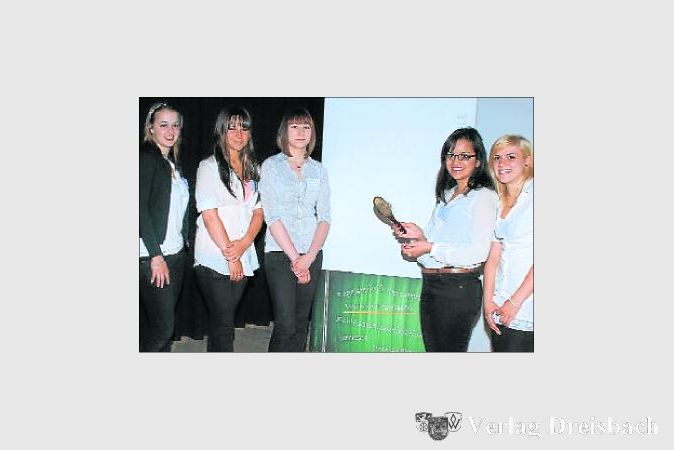 Auf einen guten zweiten Platz konnten Cassandra Scholl, Diana Lau, Lea Weber, Derya Can und Nina Hantsche (v.l.) beim Regionalentscheid des Wettbewerbes „business@school“ stolz sein. 

 	(Foto: Dörhöfer)