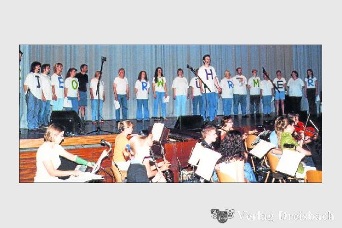 Das waren die Anfänge: 2001 standen erstmals Sängerinnen und Sänger auf der Bühne des Bürgerhauses, um den Bischofsheimern Musicals nahezubringen. Im Jubiläumsjahr 2011 dürfen SoM mit fünf Mal ausverkauftem Haus rechnen. 	(Foto: privat)