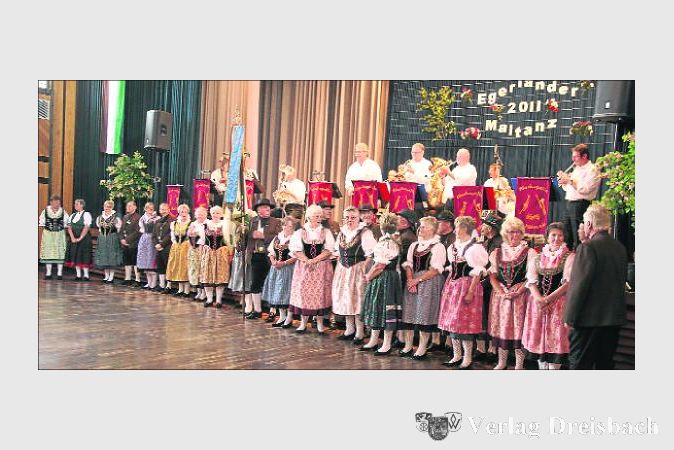 Nach dem Einzug unter den Klängen des Egerländer Marschs präsentierten sich die 27 Trachtenträger dem Publikum. (Foto Steinacker)