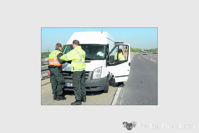 ,,Die Fahrzeugpapiere bitte”, hieß es für die Fahrer von Kleintransportern am Donnerstagmorgen auf der Mainbrücke. Bei der Kontrolle von Gefahrguttransporten wurden auch Verstöße gegen die Lenk- und Ruhezeiten, technische Mängel an den Fahrzeugen und arbeitsrechtliche Verstöße festgestellt. (Foto: Schneider)