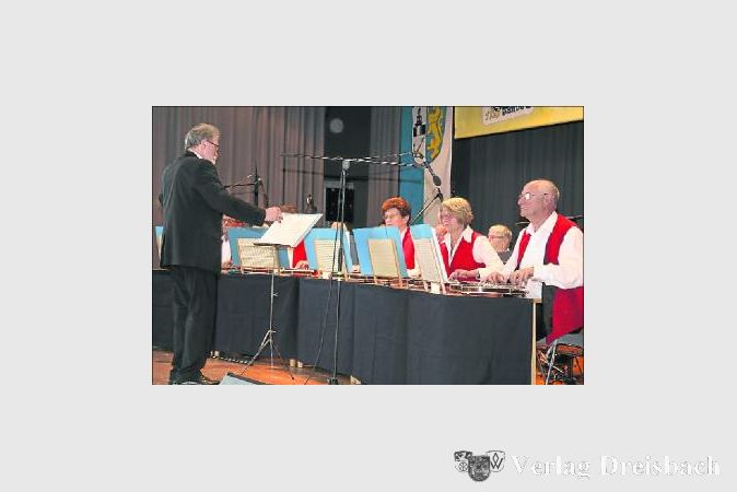 Den Auftakt der Beiträge von rund 160 Aktiven in den kulturtreibenden Vereinen machte die Volksmusikgemeinschaft mit ihren traditionellen Instrumenten wie Zither und Mandolinen. 

 	(gus/Foto: Steinacker)