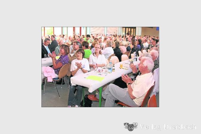 Gut besetzt waren die Reihen im Bürgerhaus, das Interesse am Jubiläumsbeitrag der Kulturvereine war groß. 	 (gus/Foto: Steinacker)