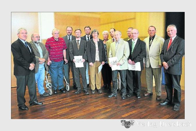 Der neue Magistrat der Stadt Flörsheim wurde vergangenen Donnerstag von der Stadtverordnetenversammlung gewählt, von links nach rechts: Rudi Weckbach, Georg Gottas, Robert Oerter, Bürgermeister Michael Antenbrink, Reinhard Kohl, Markus Ochs (Erster Stadtrat), Berthilde Enders, Margret Stortz, Helmut Reinhard, Klaus Dieter Heller, Karl-Heinz Landwehr, Klaus-Anton Hofmann, Willi Melchior. Stadtverordnetenvorsteher Wolfgang Odermatt wünschte den Gewählten und den Hauptamtlichen ein erfolgreiches Wirken. 	(Alle Fotos: Schneider)