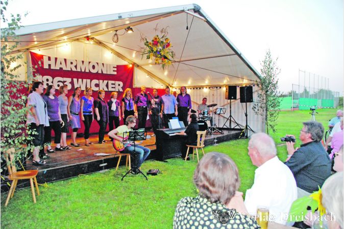 Musik und Gesellschaft zeichneten die Veranstaltung der Harmonie am Samstagabend in Wicker aus.