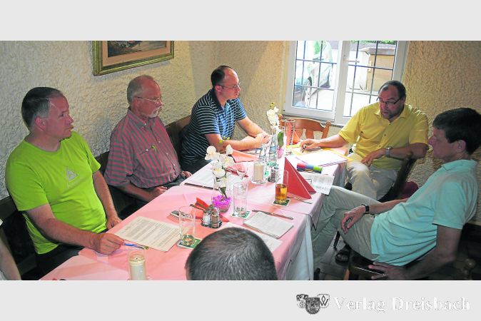 SPD-Ortsvereinschef Andreas Soliga, GALB-Fraktionsmitglied Jürgen Hasper, SPD-Fraktionschef Andre Rüggeberg, GALB-Chef Wolfgang
Bleith und GALB-Beigeordneter Dieter Beorchia (v.l.) haben einen Themenkatalog zusammengestellt, der die Ziele der vereinbarten Zusammenarbeit
in der Gemeindevertretung formuliert.