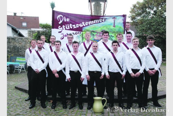 Am Tor zum Rheingau stellten sich die Wickerer Kerbeburschen gutgelaunt der Presse vor