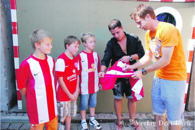 Autogrammstunde in Wicker: Mainz 05 Spieler Andreas Ivanschitz und TV Moderator Ghanem Ghezal signierten T-Shirts und Autogrammkarten beim Sommerfest der Petra Lustenberger Stiftung am Samstag.