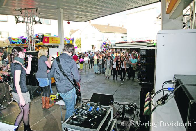 Der Trend geht zu noch mehr Musik: Wie hier die Nachwuchsformation „Flapjack“ am Montag auf der Bühne der Shell-Tankstelle, bietet die Bischemer Kerb regional verwurzelten Gruppen eine Möglichkeit sich einem größeren Publikum zu präsentieren.