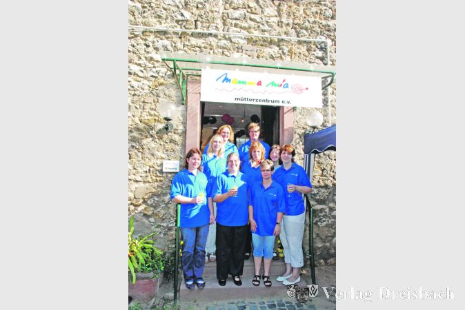 Zum 20jährigen Bestehen des Mütterzentrums Mamma Mia posierte der Vorstand des Vereins auf der Eingangstreppe des sich stetig wandelnden Zentrums.