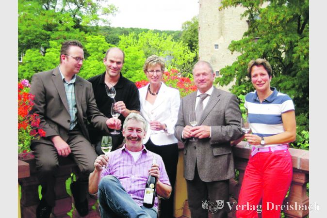 Viele Hochheimer Weingüter haben im Jahr 2010 auf klassifizierten Lagen Erste Gewächse erzeugen können. Von links nach rechts: Thorsten Dienst, Rolf Schregel, Pia Rosenkranz, Emmerich Himmel, Catharina Mauritz, in der Mitte sitzend: Jefke Schäfer.