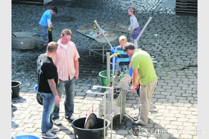 Experimentierfreudige Besucher am Wasserorchester.