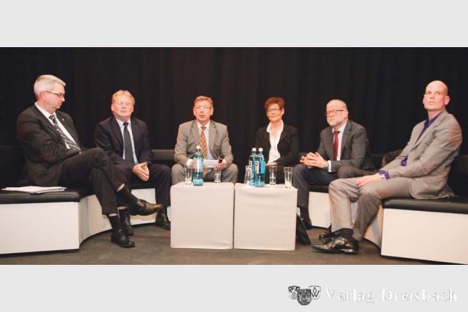 Bewerbertalk: Die B&uuml;rgermeisterkandidaten (v.l.) Dirk Westedt und Hans Mohr sowie (v.r.) Gerrit Hohmann und Klaus-Peter K&ouml;nig sollten sich in der Talkrunde mit den HGV-Vorstandsmitgliedern Werner M&auml;ding und Bettina Thielemann vornehmlich zu den Rahmenbedingungen des Einzelhandels und Gewerbes in Hochheim &auml;u&szlig;ern.?(gus/Fotos: Steinacker)