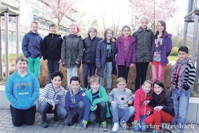 Das Eddersheimer Kinderparlament diskutierte wieder vorbildlich bei seiner zweiten Zusammenkunft. Nach der Sitzung stellten sich die M&auml;dchen und Jungen im Au&szlig;enbereich der Schule zum Gruppenfoto. ?(Foto: Pickartz)