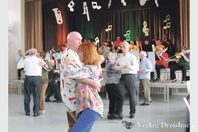 Bei so viel Schwung wackeln schon mal die Bilder: Die G&auml;ste des Tanztees bev&ouml;lkerten die Tanzzone vor der B&uuml;rgerhausb&uuml;hne sehr flei&szlig;ig.?(Foto: Engert)
