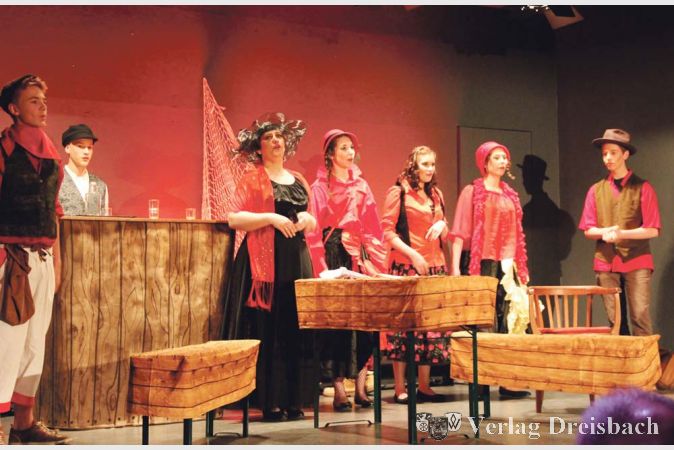 Auch die zeitgen&ouml;ssisch gehaltenen Kost&uuml;me der Schauspieler spiegelten das Milieu wieder, in denen &bdquo;MacHeath&ldquo; spielt: Sie waren so gut wie alle in rot und schwarz gehalten.?(Foto: A. Kreusch)
&nbsp;