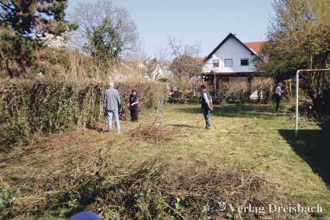 Gut ein Dutzend freiwillige Helferinnen und Helfer unter Anleitung von Kurt Wesemeyer haben im M&auml;rz mit dem Ausbauprojekt des Gartens begonnen.?(Foto: privat)
&nbsp;