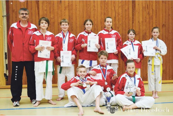 Das erfolgreiche Karateteam der TSV Ginsheim: hinten (v. l.): Trainer Michael Moise, David Del Moral, Bj&ouml;rn Reichel, Louisa Kraft, Chiara Stork, Elena Schmitt und Hannah Quandt; vorne (v. l.): Jan Clemens, Patrick Koch, Anna-Katharina Koch.?(Fotos: privat)
&nbsp;