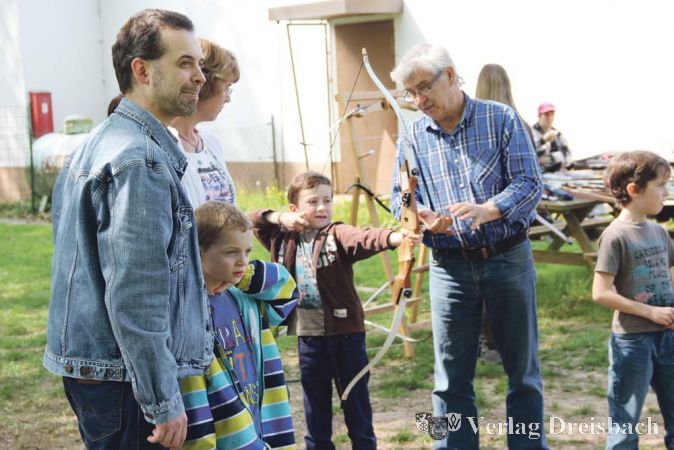 &nbsp;

	Geduldig zeigten die routinierten Okrifteler Bogensch&uuml;tzen allen, die es mal probieren wollten, wie man den Bogen richtig spannt und wie man richtig damit zielt. ?(Fotos: A. Kreusch)

	&nbsp;