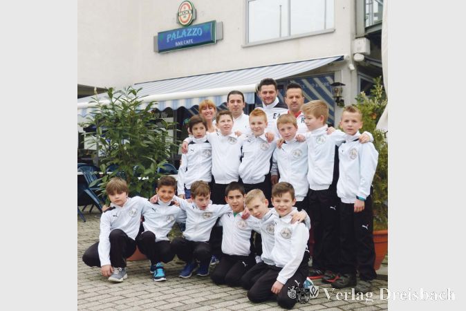 Cida und Andrea Porco, Inhaberehepaar des &bdquo;Palazzo&ldquo;, empfingen die F1-Mannschaft der SV 07 zu einem pr&auml;chtigen Fr&uuml;hst&uuml;ck.?(Foto: privat)
&nbsp;