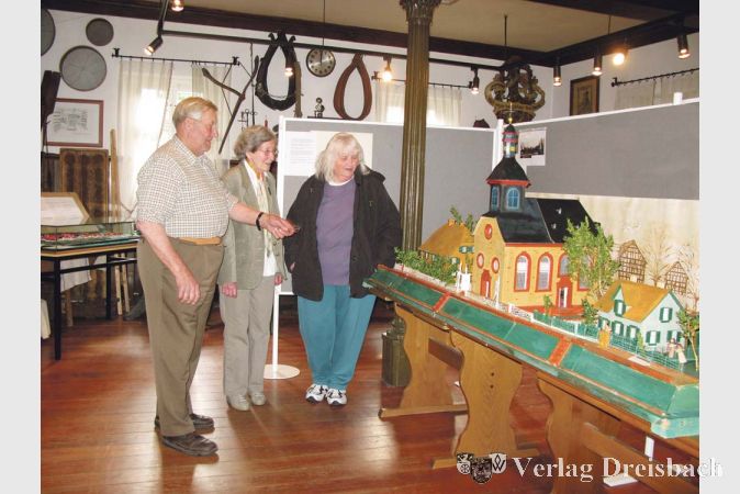 Wenn HVV-Vorstandsmitglied Rudolf Guthmann (l.) im Museum weilt, gibt es f&uuml;r die Besucher jede Menge Anekdoten und Fakten &uuml;ber die Ginsheimer Geschichte zu h&ouml;ren.?(Fotos: Engert)
Diesmal gab es im ersten Stock ehrw&uuml;rdige alte Teddyb&auml;ren zu sehen, die die Bauschheimerin Helga Heuer aus ihrer Sammlung mitgebracht hatte.