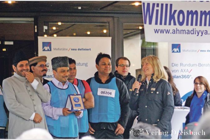 Eine herzliche Stimmung herrschte schon vor dem Lauf nicht nur zwischen den Organisatoren und dem Ehrengast Antje K&ouml;ster, sondern auch unter den Teilnehmern.&nbsp;&nbsp; &nbsp;?(Foto: A. Kreusch)

&nbsp;