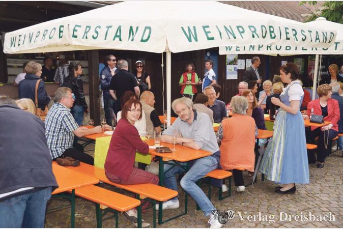Erstmalig &ouml;ffnete der Wickerer Weinstand am Tor zum Rheingau am Wochenende. Viele G&auml;ste nutzten bereits das Angebot und probierten die Weine von Weink&ouml;nigin Juliana Venino und Weinprinzessin Jennifer Flick.&nbsp;&nbsp; &nbsp;?(Foto: R. D&ouml;rh&ouml;fer)

&nbsp;