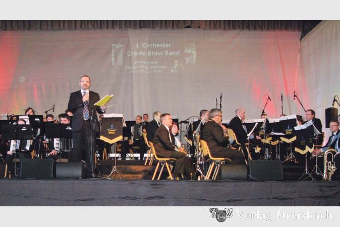 HHS-Dirigent Stefan Finkenauer begr&uuml;&szlig;te das Publikum zum Jahreskonzert mit der Crewe Brass Band (r.) und leistete zur ersten Interpretation &uuml;ber, H&auml;ndels Feuerwerks- und Wassermusik in einem St&uuml;ck.?(Fotos: Engert)

&nbsp;
