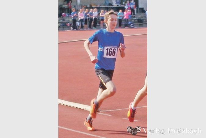 Patrick Andres im Lauf: &Uuml;ber 3.000 Meter sicherte sich der Athlet der LG bei den S&uuml;dhessischen Regionalmeisterschaften der Langl&auml;ufer den Titel der Klasse M14.?(Foto: privat)

&nbsp;