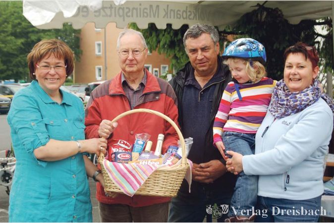 Der Fresskorb fand einen Gewinner: Peter Unkelh&auml;user hatte Gl&uuml;cksfee Nele auserkoren, die Naturalien als Belohnung f&uuml;r die Tourteilnahme entgegenzunehmen.?(Fotos: G&ouml;ssl)

&nbsp;