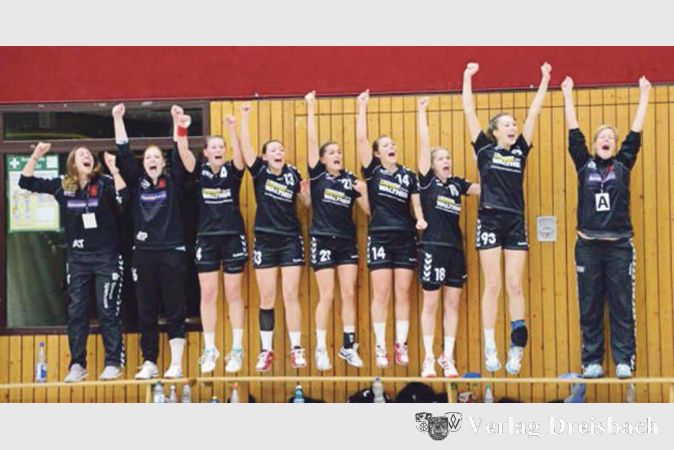 Die Handballerinnen der TSG Eddersheim durften durch den Sieg im &bdquo;Endspiel&ldquo; bei der HSG Bensheim/Auerbach II unter den Augen vieler mitgereister Eddersheimer die Hessenmeisterschaft und den Aufstieg in die 3. Bundesliga feiern.?(Foto: privat)

&nbsp;