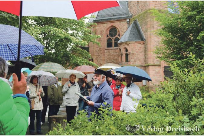 Viele bunte Regenschirme begleiteten Stadtarchivar Hans Dieter Darmstadt (mit M&uuml;tze) bei seinem Rundgang durch die Fl&ouml;rsheimer Neustadt.?(Fotos: A. Kreusch)

&nbsp;