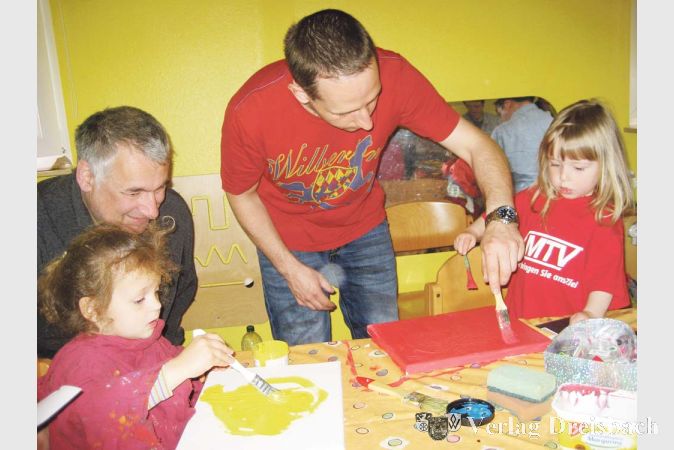 Frank Stößer mit Phoebe und Markus Dollt mit Mijke malen fleißig für den Muttertag.
?(Foto: privat)