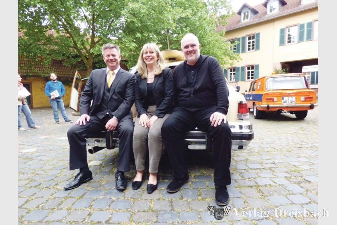 (Von links:) Holger Schmidt in der Weyen,Vorsitzender der scuderia Lufthansa classico e. V., B&uuml;rgermeisterin Antje K&ouml;ster und Moderator Detlef Krehl, Automobiljournalist und -historiker, freuen sich auf die 26. Auflage der gro&szlig;en Oldieshow in Hattersheim.&nbsp;&nbsp; &nbsp;?(Foto: Schmidl)

&nbsp;
