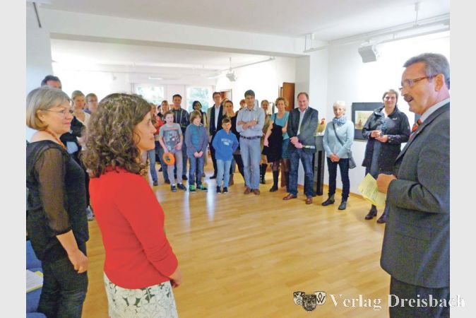 Bei der Ausstellungser&ouml;ffnung zeigte sich B&uuml;rgermeister Richard von Neumann beeindruckt von der Gestaltungstechnik, die in den Bildern Eymard Toledos deutlich werde.?(Fotos: privat)

&nbsp;