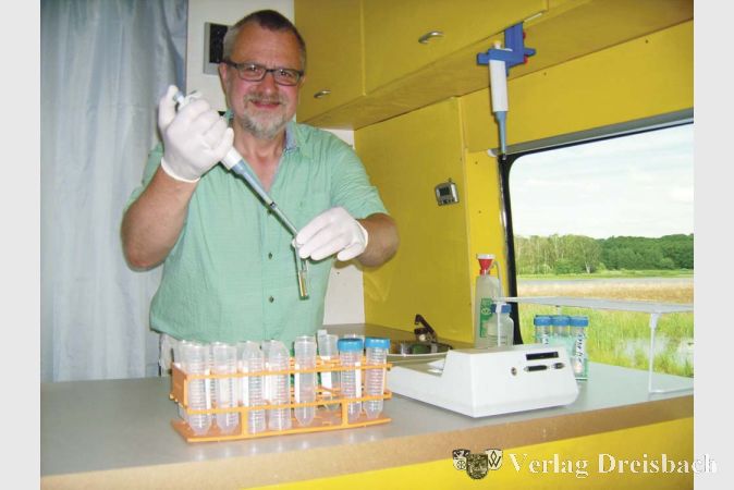 Harald G&uuml;lzow bei Analysen im Labormobil.&nbsp;&nbsp; &nbsp;&nbsp;&nbsp; &nbsp;?(Foto: privat)

&nbsp;