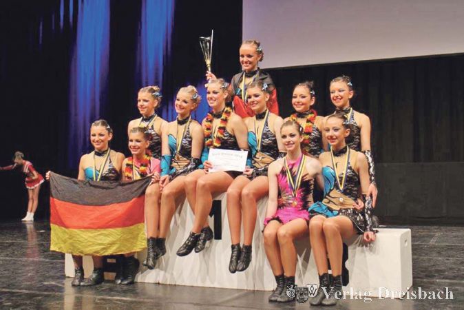 Malena Volk (ganz links) und Fiona Huth (die Urkunde haltend) holten mit ihrem Verein, dem TSC Darmstadt 2000, in der Disziplin &bdquo;Modern&ldquo; den Europameistertitel.?(Foto: privat)

&nbsp;