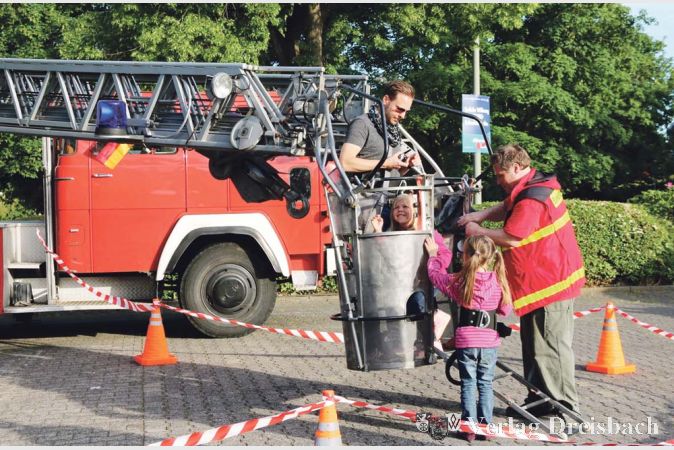 W&auml;hrend sich Papa mit dem Funkger&auml;t besch&auml;ftigt, werden die T&ouml;chter vor der Fahrt in die H&ouml;he mit breiten Gurten gesichert.?(Foto: A. Kreusch)

&nbsp;