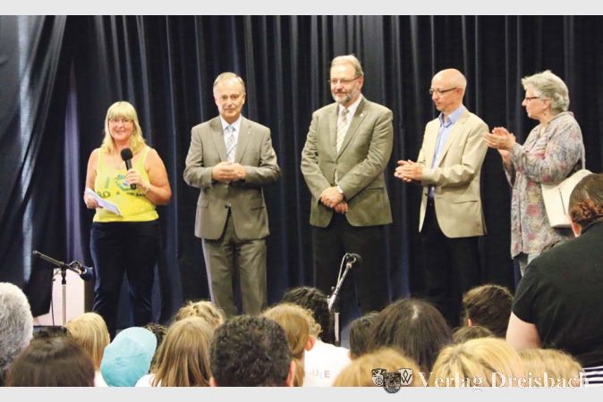 Die Vorsitzende des &bdquo;Stern des S&uuml;dens&ldquo;, Lisete Schwarz, konnte zahlreiche Ehreng&auml;ste beim Kinder-Musikfestival ihres Vereins begr&uuml;&szlig;en (v. l.): Wolfgang Kollmeier, Michael Antebrink, Sven He&szlig; und Rita Diop waren gerne zu der Veranstaltung gekommen.?(Foto: A. Kreusch)

&nbsp;