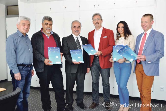 Beispielhaftes interkulturelles Projekt: Vertreter der Alevitischen Gemeinde stellten im Landratsamt ihre Brosch&uuml;re mit Kindergeschichten vor. Von links sind auf dem Bild zu sehen: Landrat Thomas Will, Projektleiterin Alev Albayrak, B&uuml;rgermeister Richard von Neumann, Adem Demir und Hasan Coskun (Alevitische Gemeinde) sowie Kreis-Integrationsbeauftragter Sedat Cakir.?(Foto: hb)

&nbsp;
